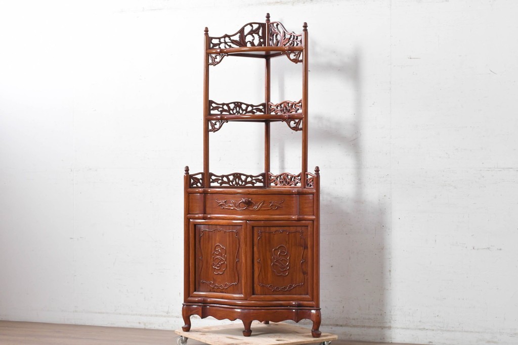 中古　美品　花梨材　透かし彫りが華やかなコーナーラック　(R-091039)