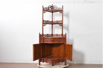 中古　美品　花梨材　透かし彫りが華やかなコーナーラック　(R-091039)