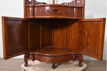中古　美品　花梨材　透かし彫りが華やかなコーナーラック　(R-091039)