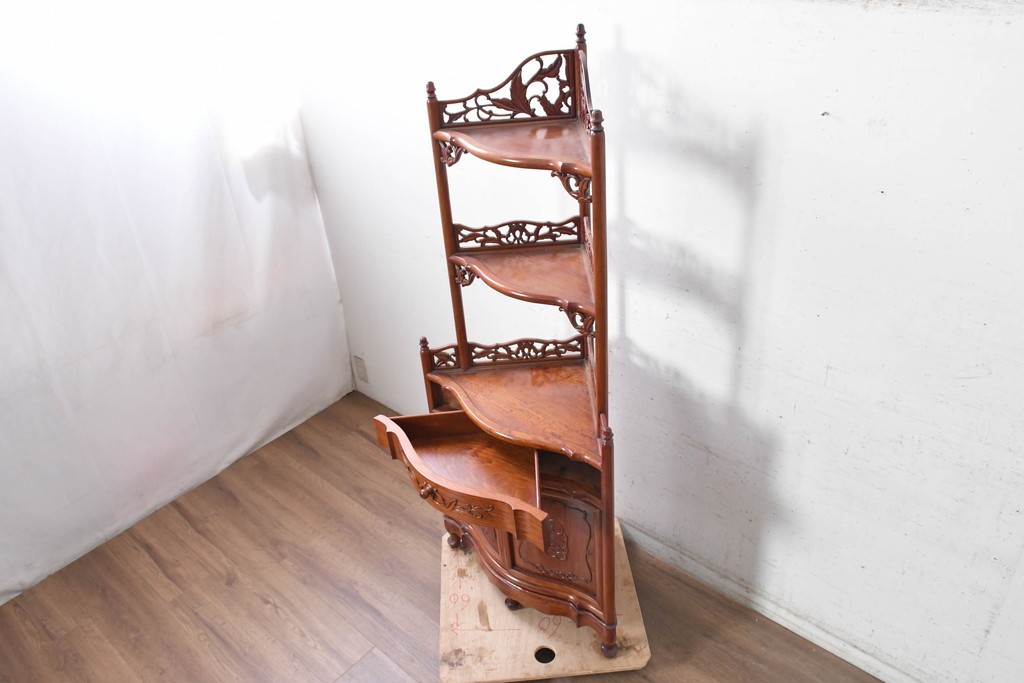 中古　美品　花梨材　透かし彫りが華やかなコーナーラック　(R-091039)