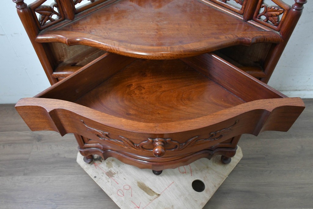 中古　美品　花梨材　透かし彫りが華やかなコーナーラック　(R-091039)
