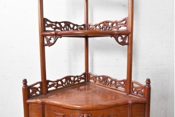 中古　美品　花梨材　透かし彫りが華やかなコーナーラック　(R-091039)