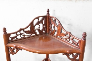 中古　美品　花梨材　透かし彫りが華やかなコーナーラック　(R-091039)