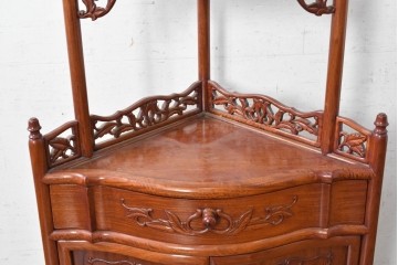 中古　美品　花梨材　透かし彫りが華やかなコーナーラック　(R-091039)