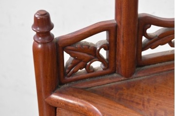 中古　美品　花梨材　透かし彫りが華やかなコーナーラック　(R-091039)