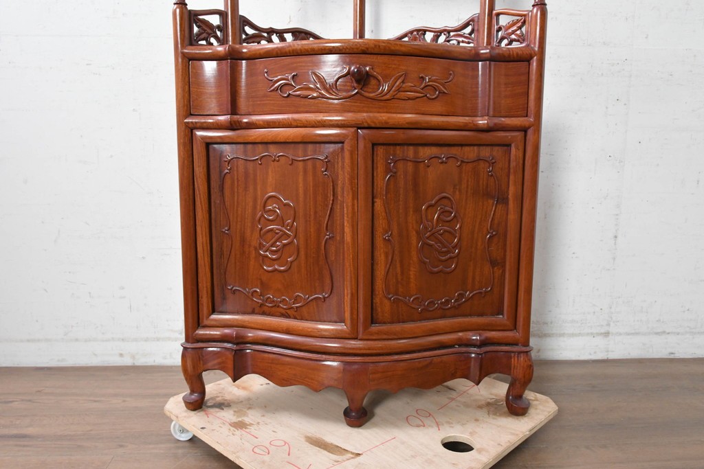 中古　美品　花梨材　透かし彫りが華やかなコーナーラック　(R-091039)