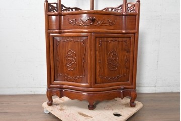 中古　美品　花梨材　透かし彫りが華やかなコーナーラック　(R-091039)