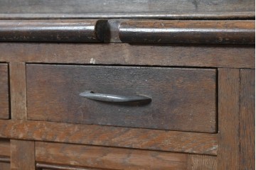 和製アンティーク　昭和初期から昭和中期　ナラ材　引き出し膳付きのレトロな食器棚　(R-091040)