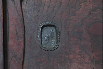 和製アンティーク　大正期から昭和初期　欅(ケヤキ)材　大正ロマンなデザインが趣深い茶箪笥　(R-091041)
