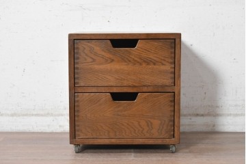 中古　美品　職人手作り　キャスター付き　しっかりとした作りのシンプルな2段サイドチェスト　(R-091043)