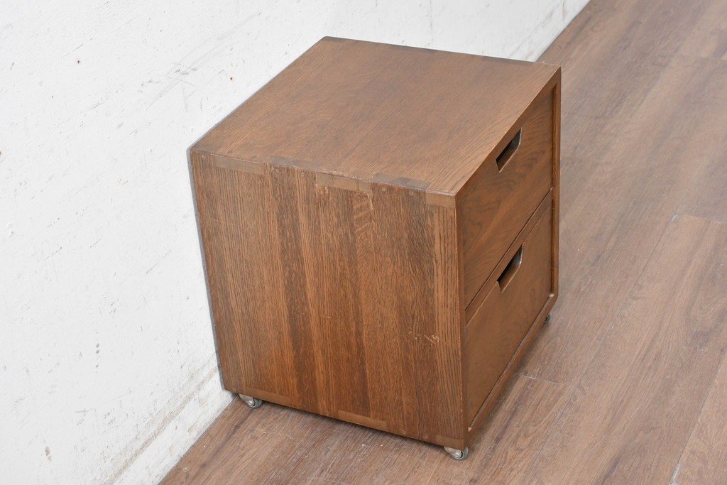 中古　美品　職人手作り　キャスター付き　しっかりとした作りのシンプルな2段サイドチェスト　(R-091043)