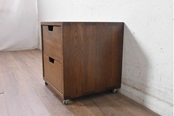 中古　美品　職人手作り　キャスター付き　しっかりとした作りのシンプルな2段サイドチェスト　(R-091043)