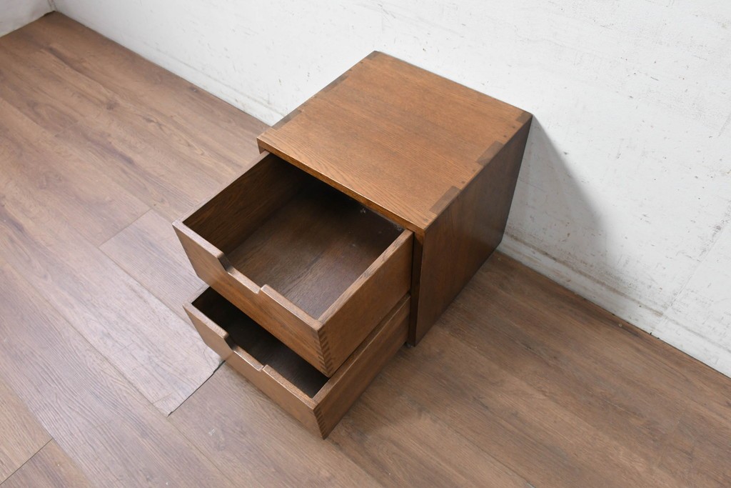 中古　美品　職人手作り　キャスター付き　しっかりとした作りのシンプルな2段サイドチェスト　(R-091043)