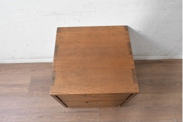 中古　美品　職人手作り　キャスター付き　しっかりとした作りのシンプルな2段サイドチェスト　(R-091043)