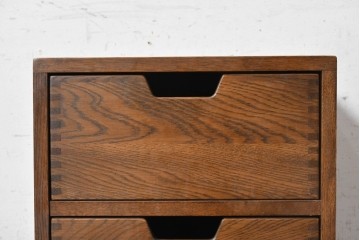 中古　美品　職人手作り　キャスター付き　しっかりとした作りのシンプルな2段サイドチェスト　(R-091043)