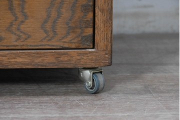 中古　美品　職人手作り　キャスター付き　しっかりとした作りのシンプルな2段サイドチェスト　(R-091043)