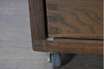 中古　美品　職人手作り　キャスター付き　しっかりとした作りのシンプルな2段サイドチェスト　(R-091043)