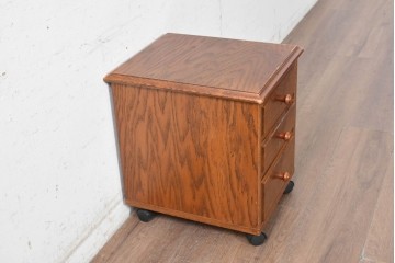 中古　COUNTRY HOUSE(カントリーハウス)　クラシカルな佇まいのキャスター付き3段サイドワゴンチェスト　(R-091044)　