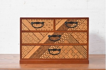 中古　美品　箱根寄木細工　多彩な幾何学模様をあしらった小引き出し　(R-091046)