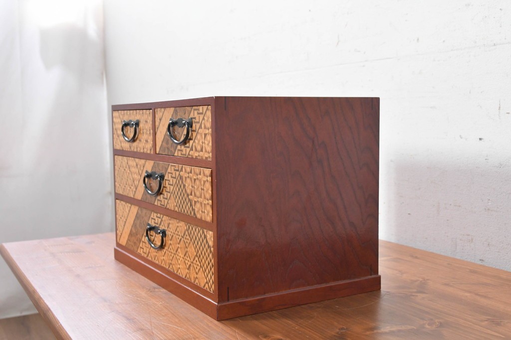 中古　美品　箱根寄木細工　多彩な幾何学模様をあしらった小引き出し　(R-091046)