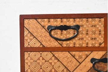 中古　美品　箱根寄木細工　多彩な幾何学模様をあしらった小引き出し　(R-091046)