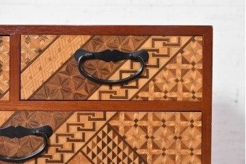 中古　美品　箱根寄木細工　多彩な幾何学模様をあしらった小引き出し　(R-091046)