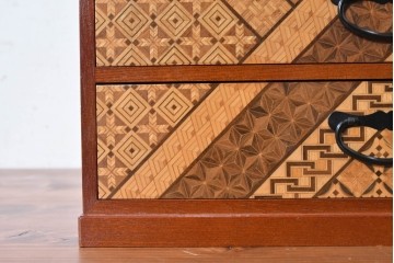 中古　美品　箱根寄木細工　多彩な幾何学模様をあしらった小引き出し　(R-091046)