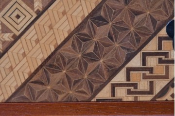 中古　美品　箱根寄木細工　多彩な幾何学模様をあしらった小引き出し　(R-091046)