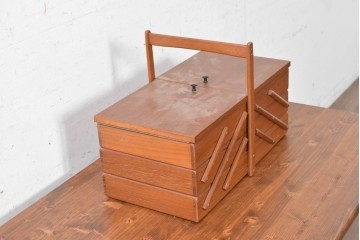 デンマークヴィンテージ　1960年から1970年頃　Sika Mobler(シカ・モブラー)　チーク材　両側に展開する多段式ソーイングボックス　(R-091047)