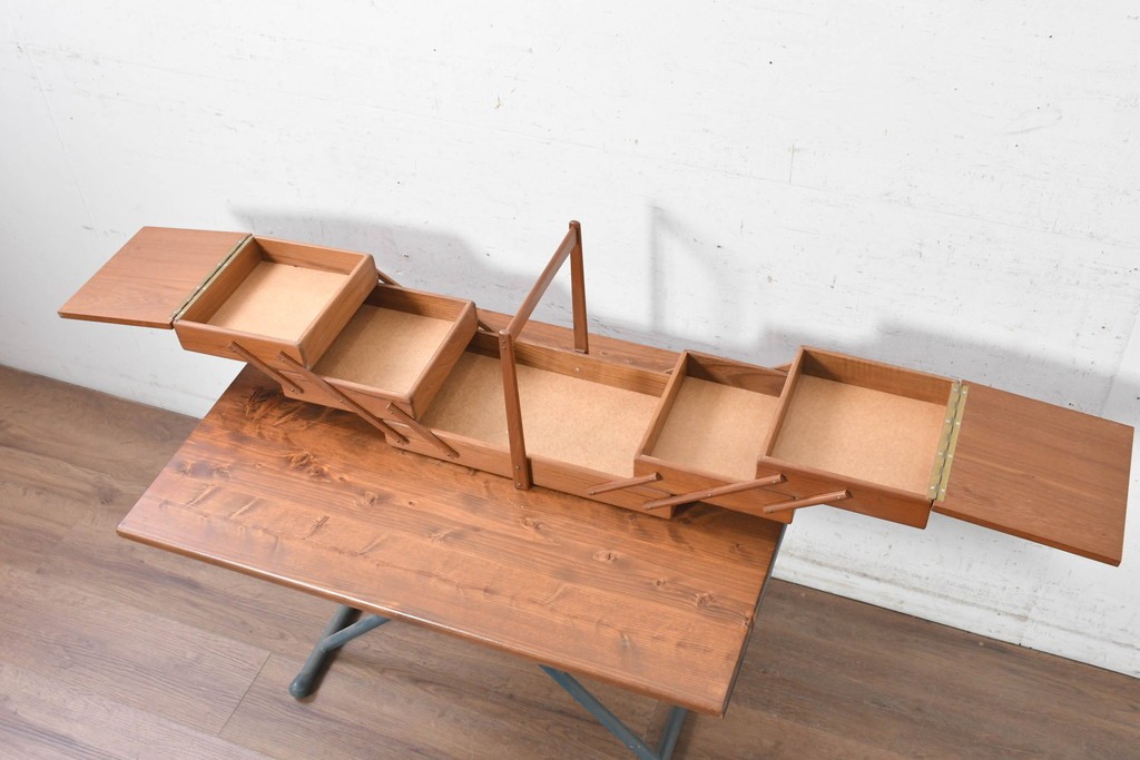 デンマークヴィンテージ　1960年から1970年頃　Sika Mobler(シカ・モブラー)　チーク材　両側に展開する多段式ソーイングボックス　(R-091047)