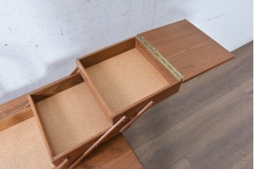 デンマークヴィンテージ　1960年から1970年頃　Sika Mobler(シカ・モブラー)　チーク材　両側に展開する多段式ソーイングボックス　(R-091047)