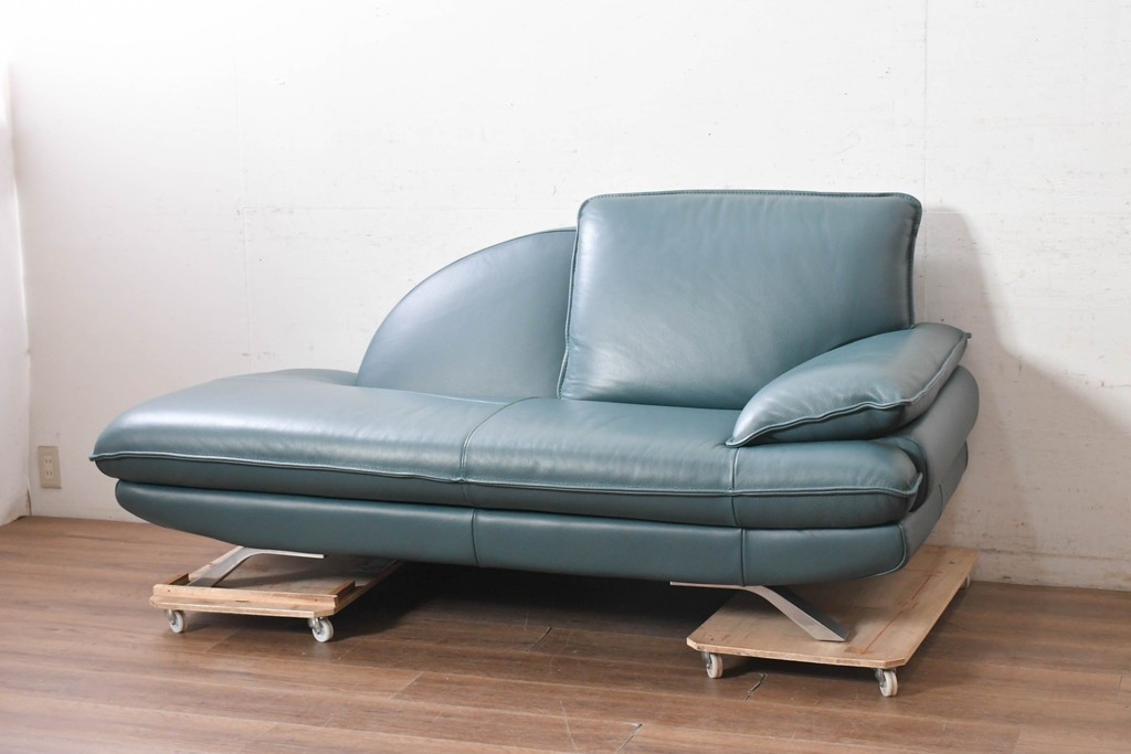 中古　美品　NICOLETTI HOME(ニコレッティ・ホーム)　Success(サクセス)　曲線的なフォルムとブルーグリーンの本革張りがモダンなシェーズロング　定価約60万円　(R-091048)