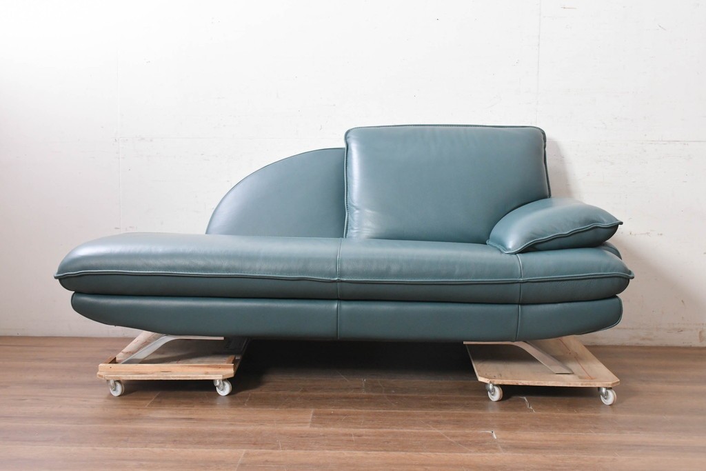 中古　美品　NICOLETTI HOME(ニコレッティ・ホーム)　Success(サクセス)　曲線的なフォルムとブルーグリーンの本革張りがモダンなシェーズロング　定価約60万円　(R-091048)