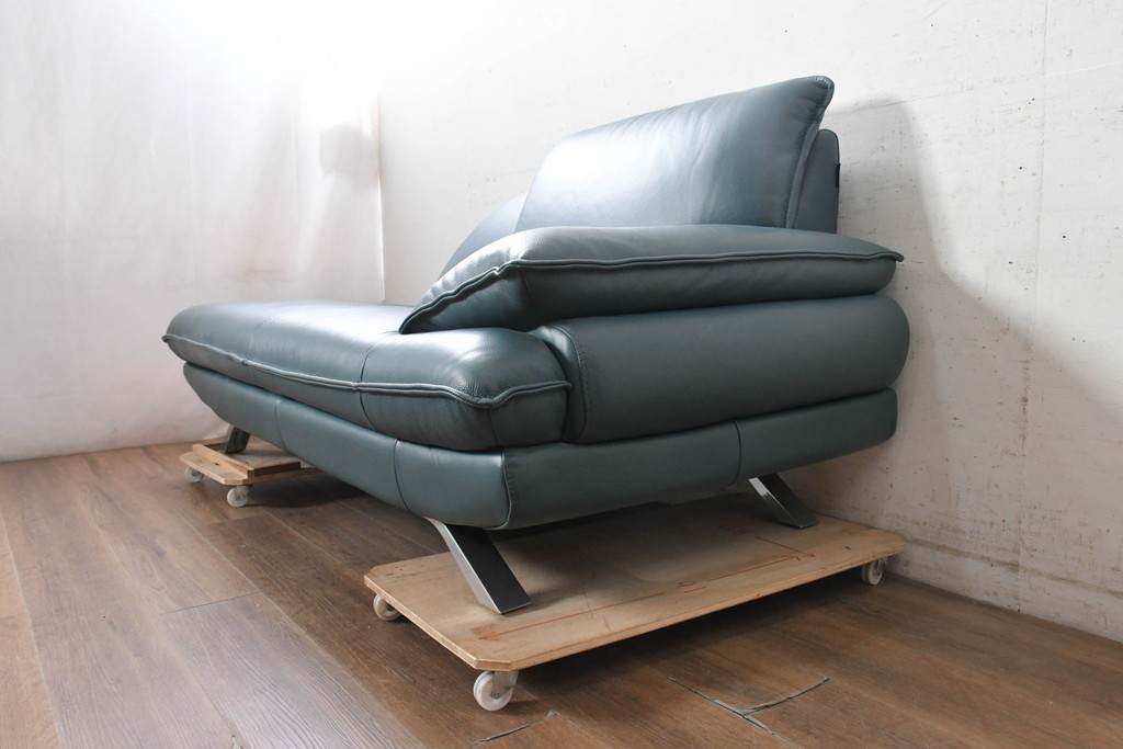 中古　美品　NICOLETTI HOME(ニコレッティ・ホーム)　Success(サクセス)　曲線的なフォルムとブルーグリーンの本革張りがモダンなシェーズロング　定価約60万円　(R-091048)
