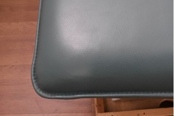 中古　美品　NICOLETTI HOME(ニコレッティ・ホーム)　Success(サクセス)　曲線的なフォルムとブルーグリーンの本革張りがモダンなシェーズロング　定価約60万円　(R-091048)