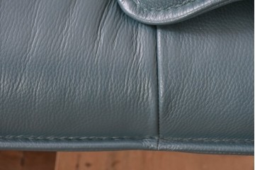 中古　美品　NICOLETTI HOME(ニコレッティ・ホーム)　Success(サクセス)　曲線的なフォルムとブルーグリーンの本革張りがモダンなシェーズロング　定価約60万円　(R-091048)