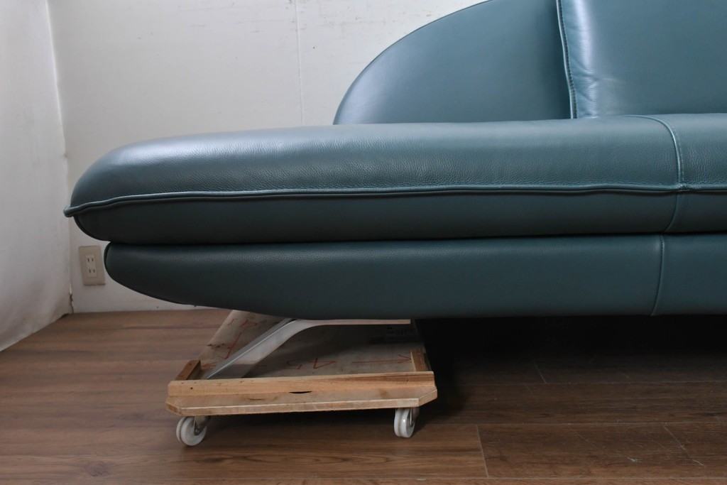 中古　美品　NICOLETTI HOME(ニコレッティ・ホーム)　Success(サクセス)　曲線的なフォルムとブルーグリーンの本革張りがモダンなシェーズロング　定価約60万円　(R-091048)