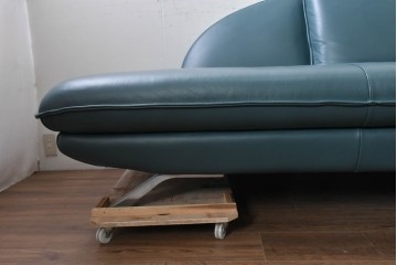 中古　美品　NICOLETTI HOME(ニコレッティ・ホーム)　Success(サクセス)　曲線的なフォルムとブルーグリーンの本革張りがモダンなシェーズロング　定価約60万円　(R-091048)