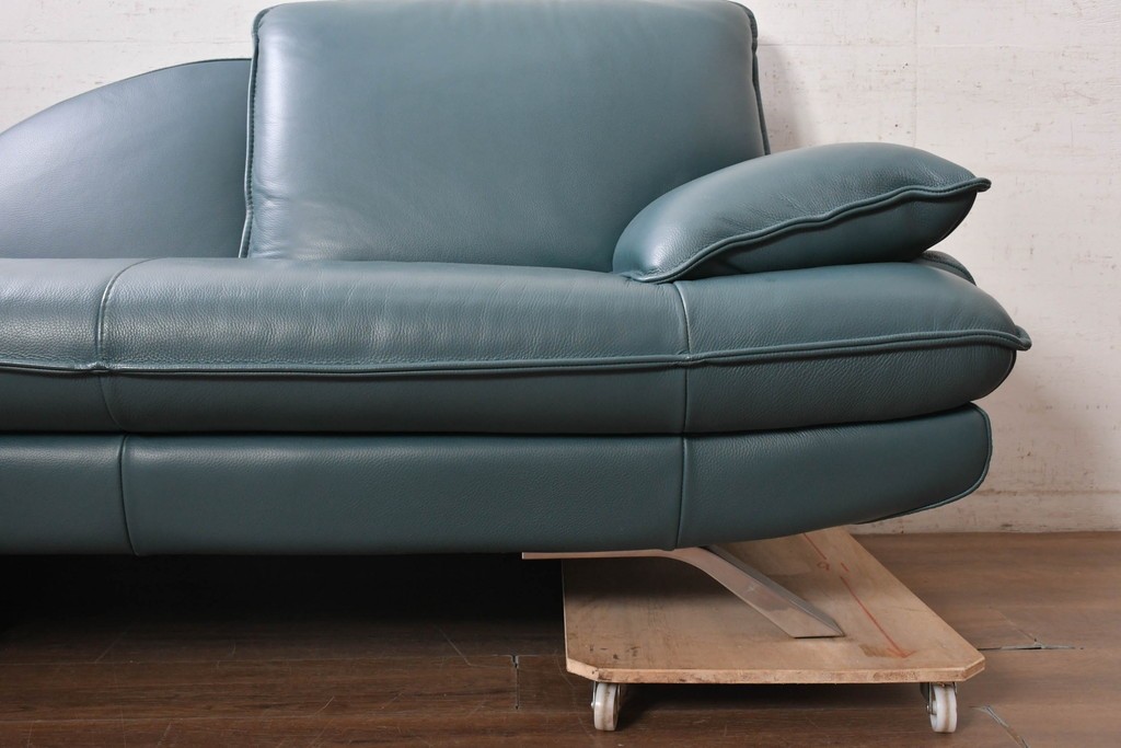 中古　美品　NICOLETTI HOME(ニコレッティ・ホーム)　Success(サクセス)　曲線的なフォルムとブルーグリーンの本革張りがモダンなシェーズロング　定価約60万円　(R-091048)