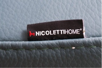 中古　美品　NICOLETTI HOME(ニコレッティ・ホーム)　Success(サクセス)　曲線的なフォルムとブルーグリーンの本革張りがモダンなシェーズロング　定価約60万円　(R-091048)