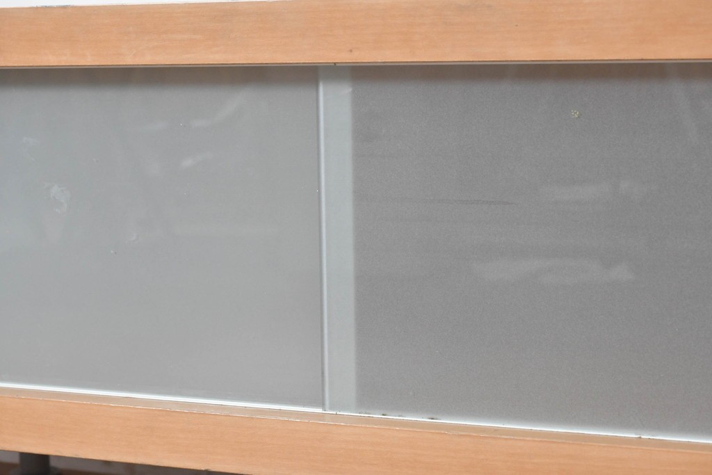 中古　ドイツ製　MOLLER DESIGN(モラー・デザイン)　ガラス引き戸のロングテレビボード　定価約30万円　(R-091054)
