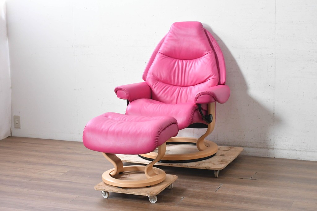 中古　美品　EKORNES(エコーネス)　Stressless(ストレスレス)　ボイジャー　鮮やかなピンクが印象的なリクライニングチェアとオットマンのセット　定価約43万円　(R-091057)