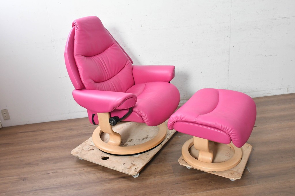 中古　美品　EKORNES(エコーネス)　Stressless(ストレスレス)　ボイジャー　鮮やかなピンクが印象的なリクライニングチェアとオットマンのセット　定価約43万円　(R-091057)