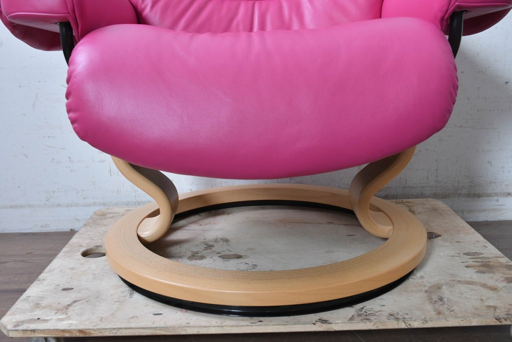 中古　美品　EKORNES(エコーネス)　Stressless(ストレスレス)　ボイジャー　鮮やかなピンクが印象的なリクライニングチェアとオットマンのセット　定価約43万円　(R-091057)