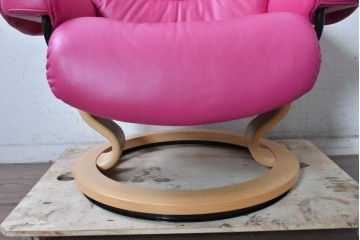 中古　美品　EKORNES(エコーネス)　Stressless(ストレスレス)　ボイジャー　鮮やかなピンクが印象的なリクライニングチェアとオットマンのセット　定価約43万円　(R-091057)