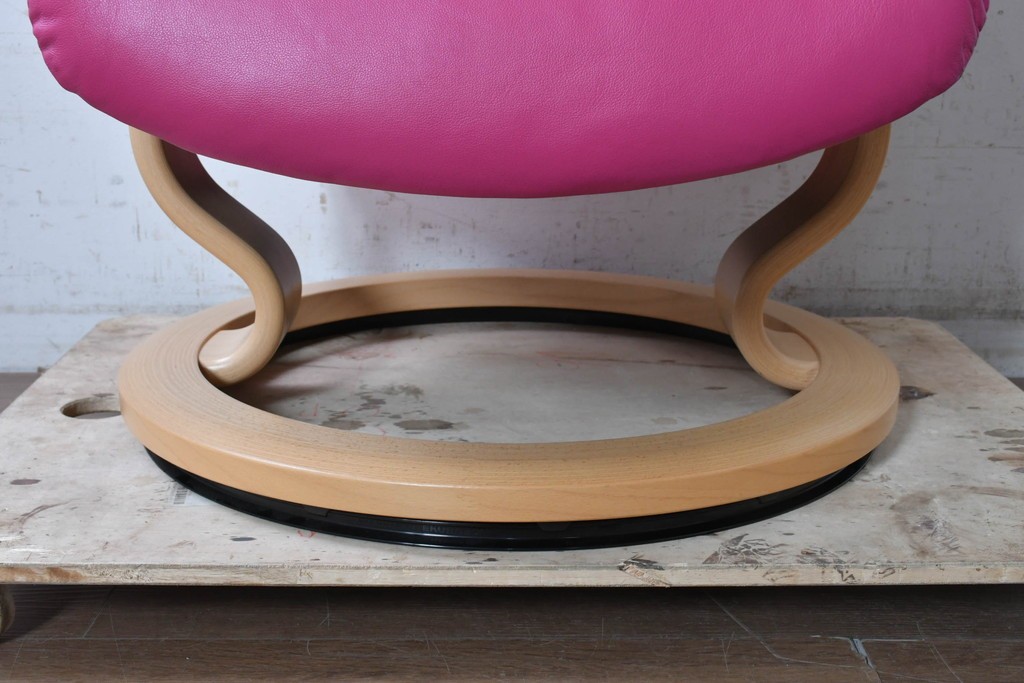 中古　美品　EKORNES(エコーネス)　Stressless(ストレスレス)　ボイジャー　鮮やかなピンクが印象的なリクライニングチェアとオットマンのセット　定価約43万円　(R-091057)
