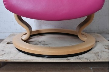 中古　美品　EKORNES(エコーネス)　Stressless(ストレスレス)　ボイジャー　鮮やかなピンクが印象的なリクライニングチェアとオットマンのセット　定価約43万円　(R-091057)