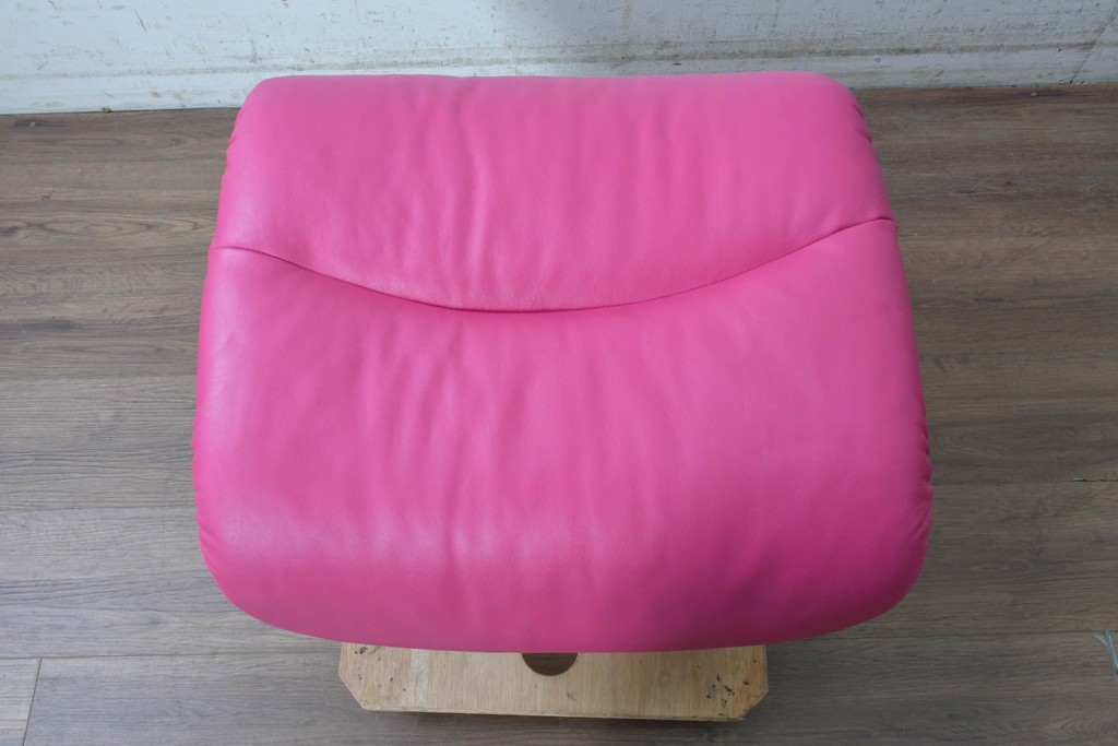 中古　美品　EKORNES(エコーネス)　Stressless(ストレスレス)　ボイジャー　鮮やかなピンクが印象的なリクライニングチェアとオットマンのセット　定価約43万円　(R-091057)