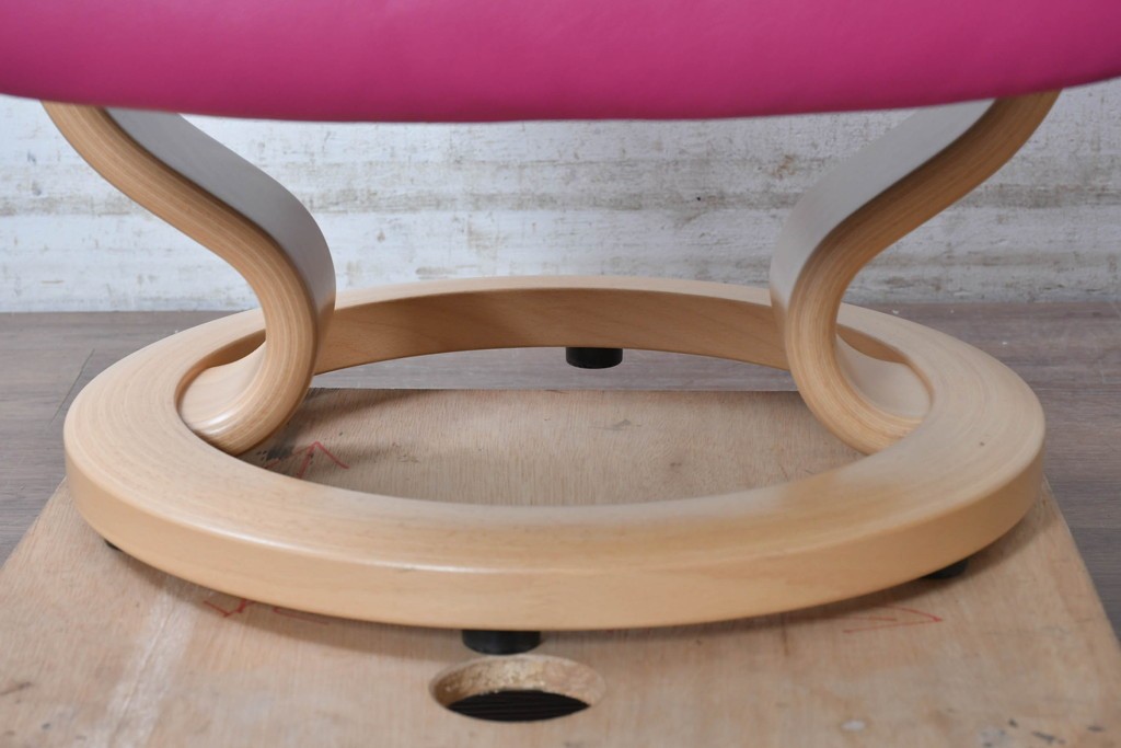 中古　美品　EKORNES(エコーネス)　Stressless(ストレスレス)　ボイジャー　鮮やかなピンクが印象的なリクライニングチェアとオットマンのセット　定価約43万円　(R-091057)