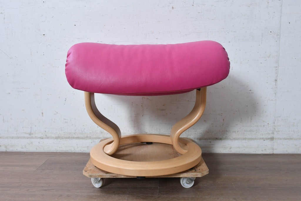 中古　美品　EKORNES(エコーネス)　Stressless(ストレスレス)　ボイジャー　鮮やかなピンクが印象的なリクライニングチェアとオットマンのセット　定価約43万円　(R-091057)